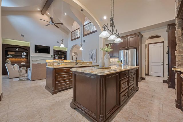 14 Royal King Road, Tomball, TX 77377