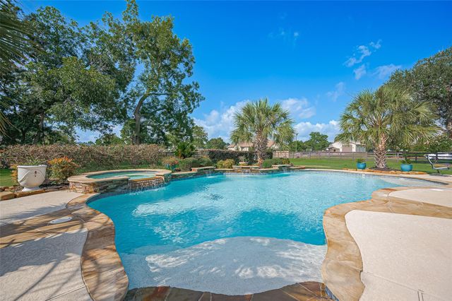 14 Royal King Road, Tomball, TX 77377