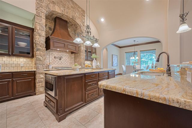 14 Royal King Road, Tomball, TX 77377