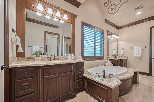 14 Royal King Road, Tomball, TX 77377