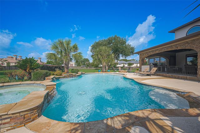 14 Royal King Road, Tomball, TX 77377
