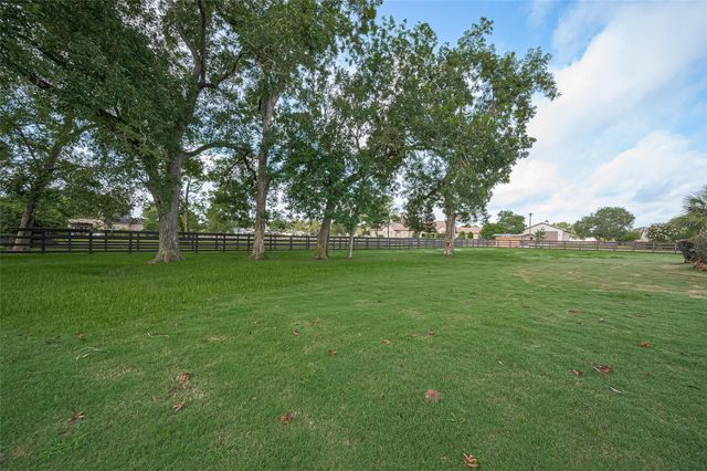 14 Royal King Road, Tomball, TX 77377