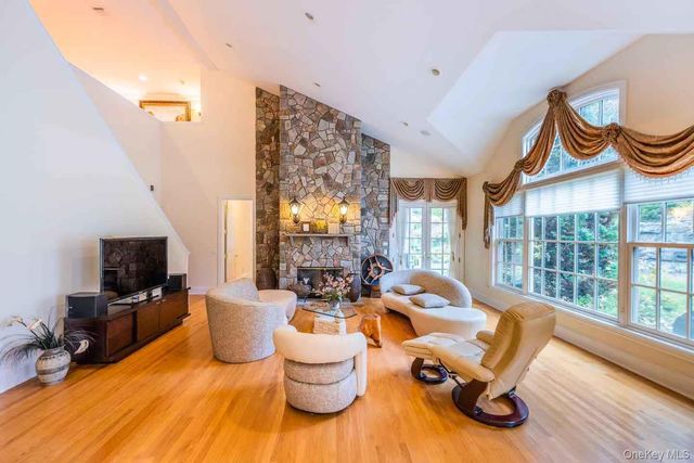 5 Westgate Road, Muttontown, NY 11791