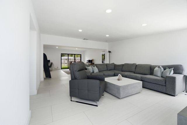 1333 SE 8TH Street, Deerfield Beach, FL 33441