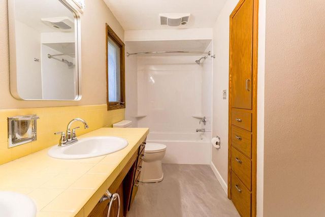 1913 N OUTAGAMIE STREET, Appleton, WI 54914