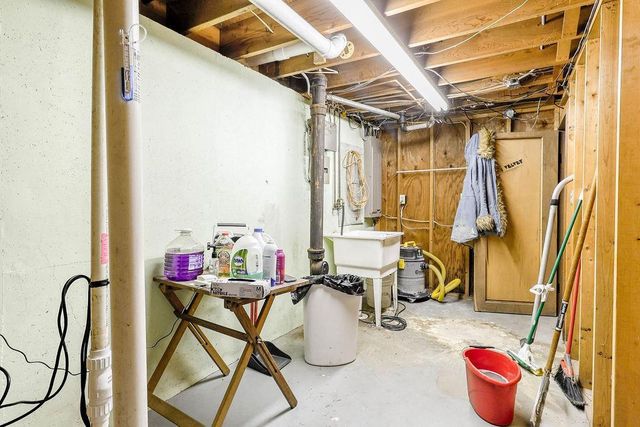 1913 N OUTAGAMIE STREET, Appleton, WI 54914