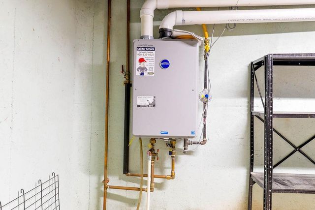 1913 N OUTAGAMIE STREET, Appleton, WI 54914