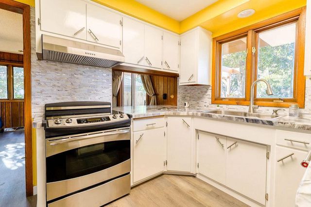 1913 N OUTAGAMIE STREET, Appleton, WI 54914