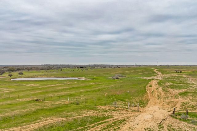 000 Callihan RD, Luling, TX 78648