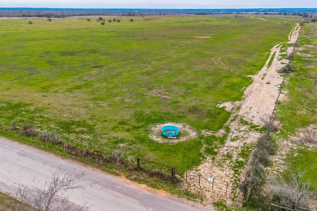 000 Callihan RD, Luling, TX 78648