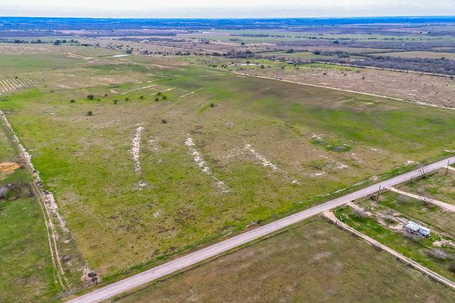 000 Callihan RD, Luling, TX 78648