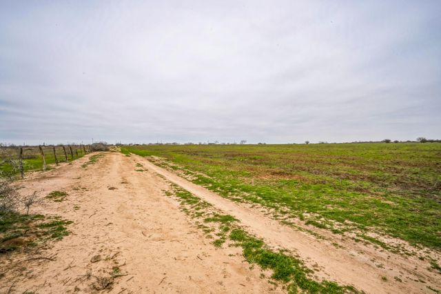 000 Callihan RD, Luling, TX 78648