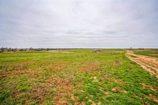 000 Callihan RD, Luling, TX 78648
