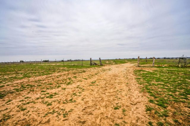 000 Callihan RD, Luling, TX 78648