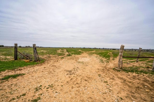 000 Callihan RD, Luling, TX 78648