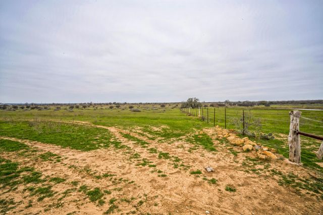 000 Callihan RD, Luling, TX 78648