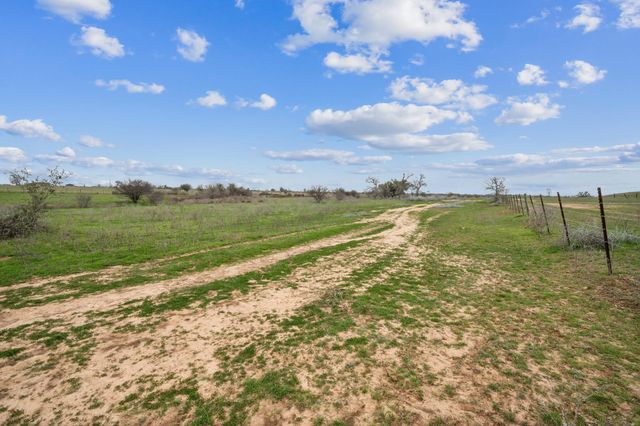 000 Callihan RD, Luling, TX 78648