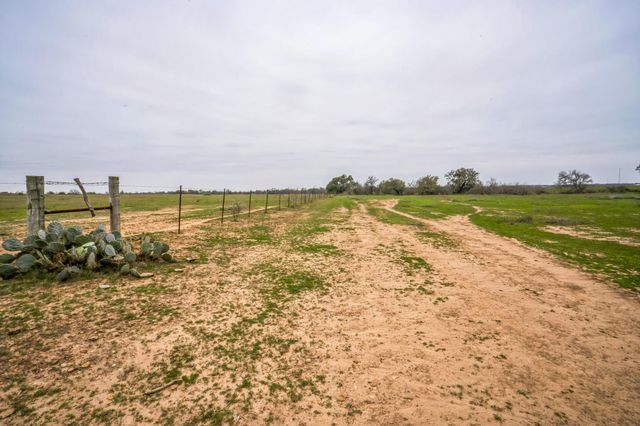000 Callihan RD, Luling, TX 78648