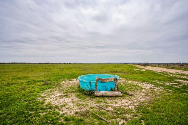 000 Callihan RD, Luling, TX 78648