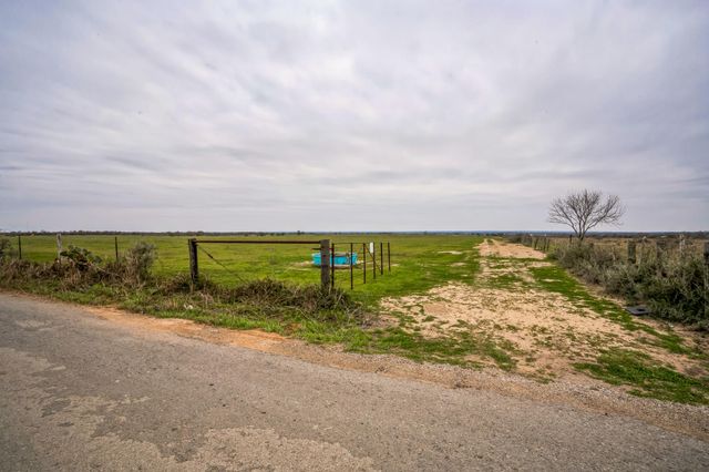 000 Callihan RD, Luling, TX 78648