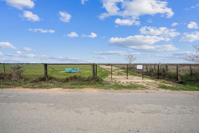 000 Callihan RD, Luling, TX 78648