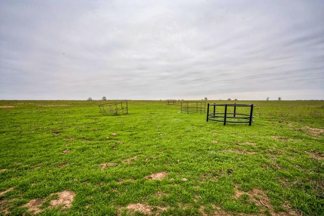 000 Callihan RD, Luling, TX 78648