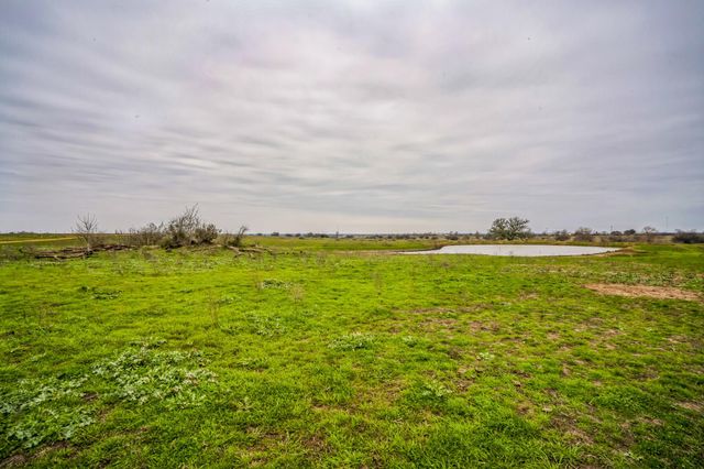 000 Callihan RD, Luling, TX 78648