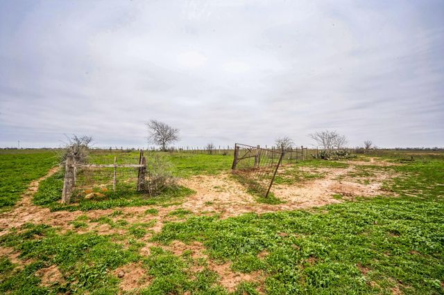 000 Callihan RD, Luling, TX 78648