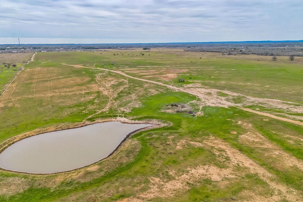 000 Callihan RD, Luling, TX 78648