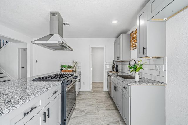 713 Sugar Hill Drive, La Porte, TX 77571