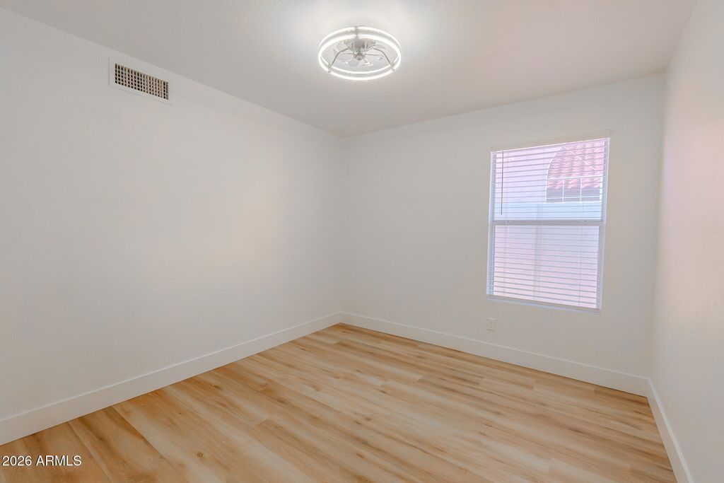 Image 15 of property listing at 1533 E WINDSONG Drive, Phoenix, AZ 85048