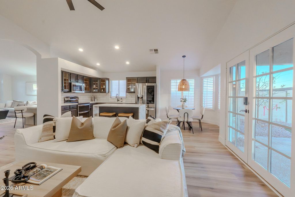 Image 8 of property listing at 1533 E WINDSONG Drive, Phoenix, AZ 85048