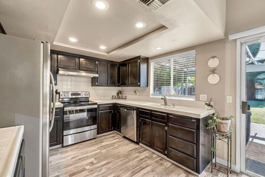 Image 11 of property listing at 9540 N 10th Street, Fresno, CA 93720