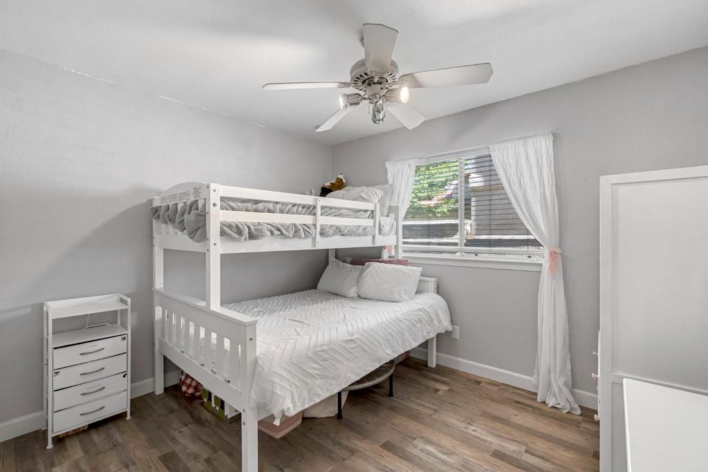 Image 16 of property listing at 9540 N 10th Street, Fresno, CA 93720