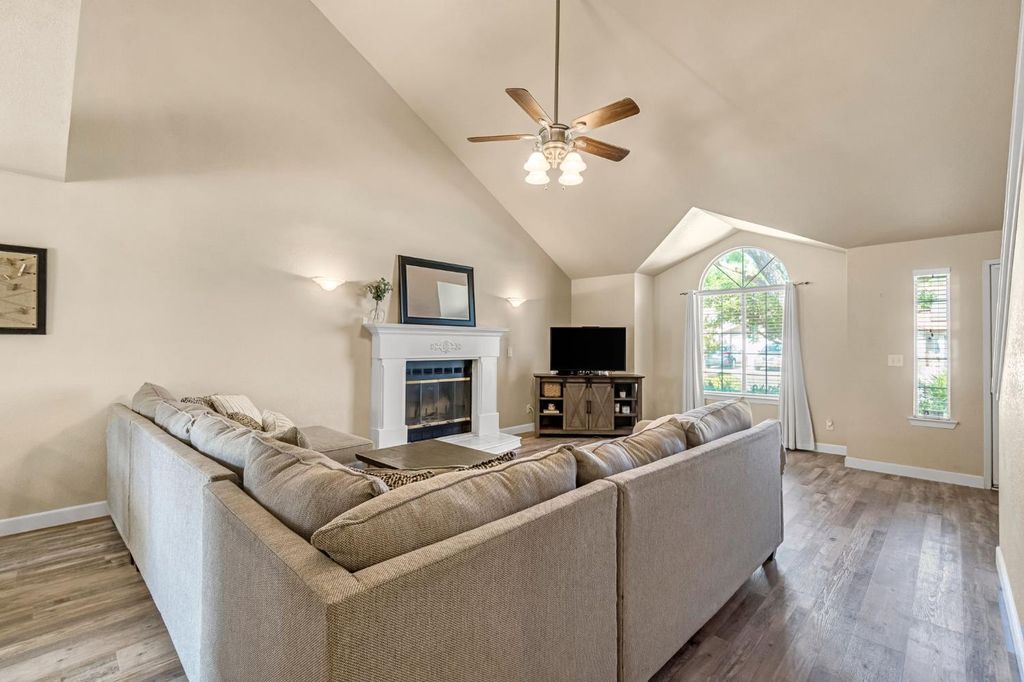 Image 8 of property listing at 9540 N 10th Street, Fresno, CA 93720