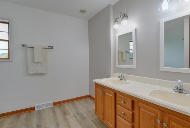 4851 W Alesci DRIVE, Franklin, WI 53132