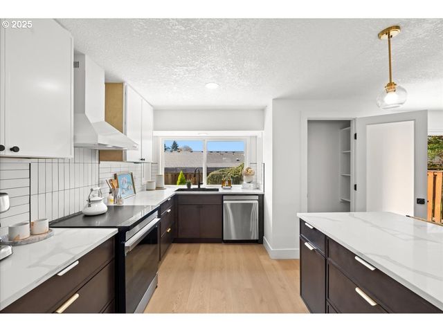 2565 Sw 211TH Ct, Beaverton, OR 97003
