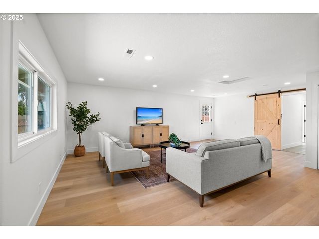 2565 Sw 211TH Ct, Beaverton, OR 97003