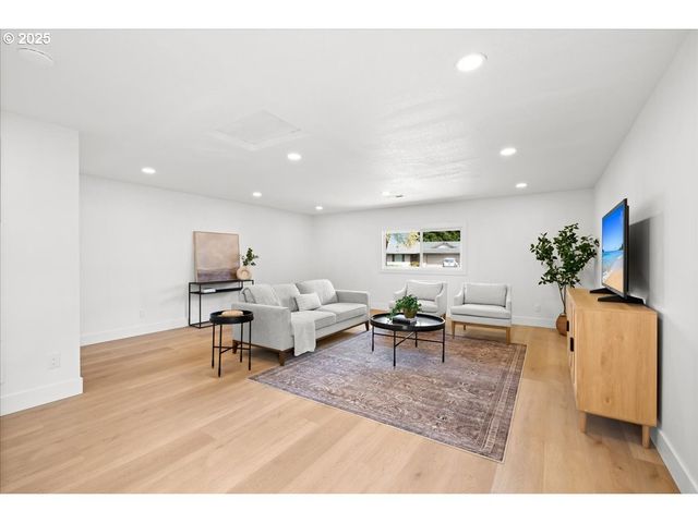 2565 Sw 211TH Ct, Beaverton, OR 97003