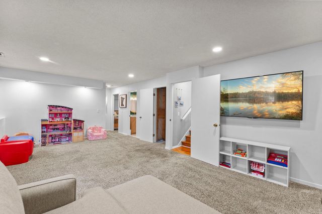899 Park Knoll Drive, Eagan, MN 55123