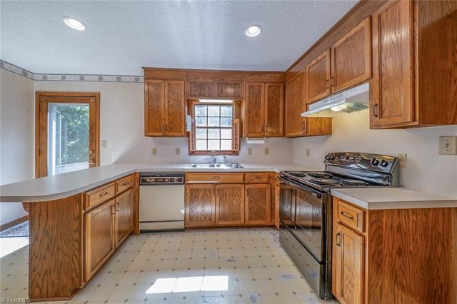 265 Rolling Green Drive, Winston-salem, NC 27107