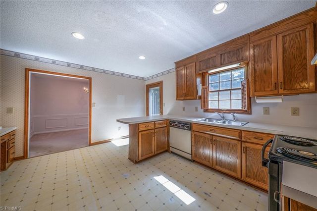 265 Rolling Green Drive, Winston-salem, NC 27107