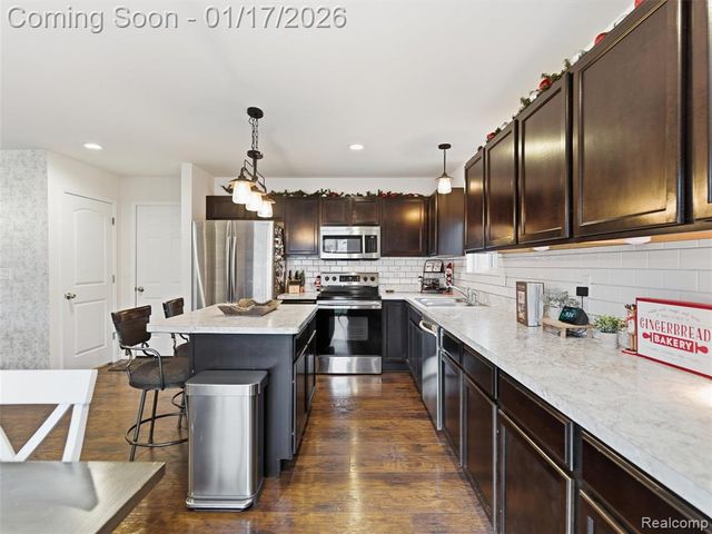 250 Fountain Park Drive, Waterford, MI 48327