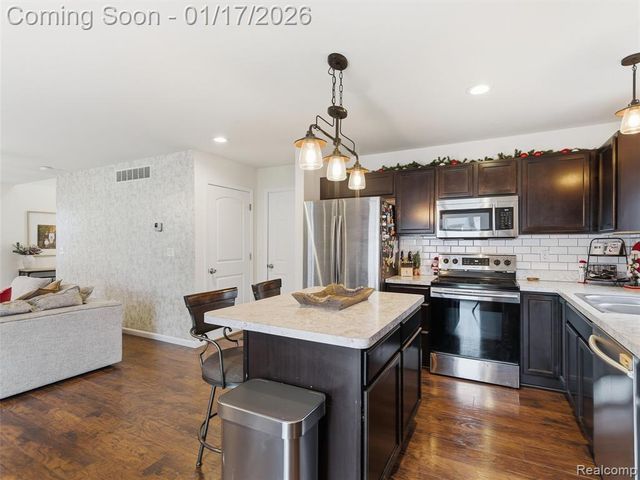 250 Fountain Park Drive, Waterford, MI 48327