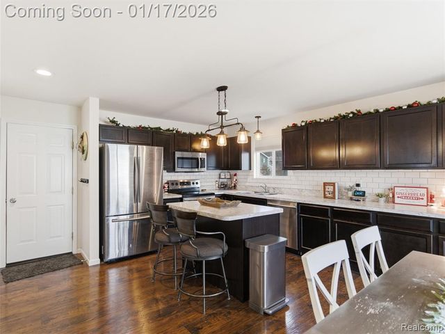 250 Fountain Park Drive, Waterford, MI 48327