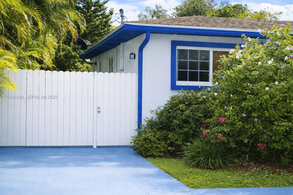 6260 SW 24th St B, Miami, FL 33155