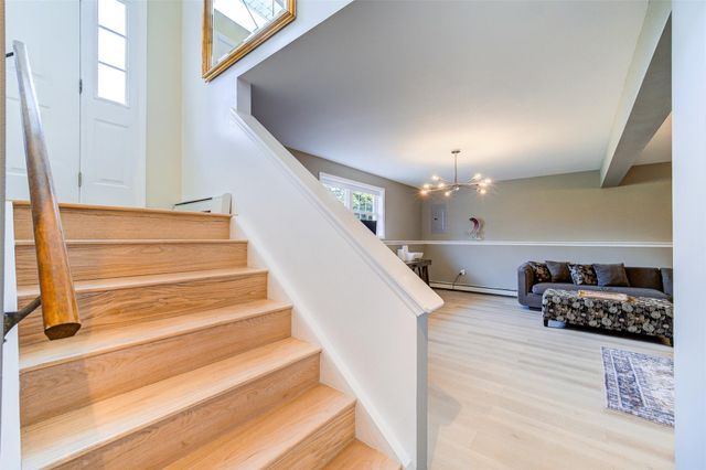 8 Strawberry Lane, Poughkeepsie, NY 12603