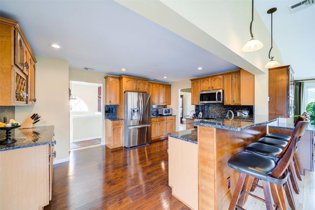 8 Strawberry Lane, Poughkeepsie, NY 12603