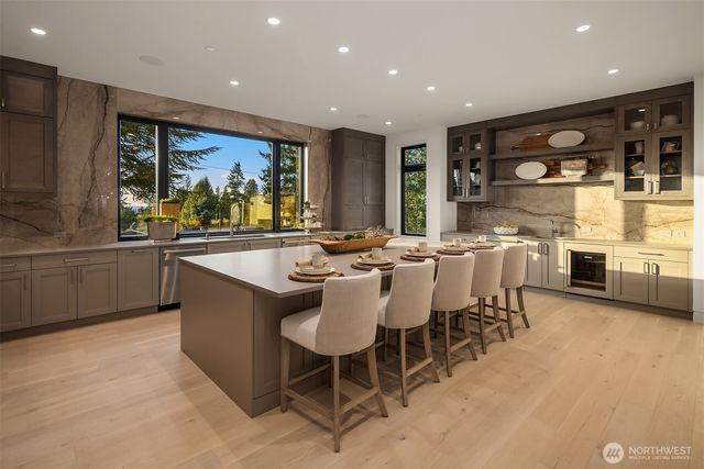 9607 NE 30th Place, Clyde Hill, WA 98004