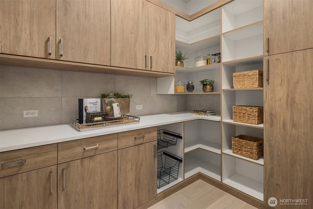 9607 NE 30th Place, Clyde Hill, WA 98004